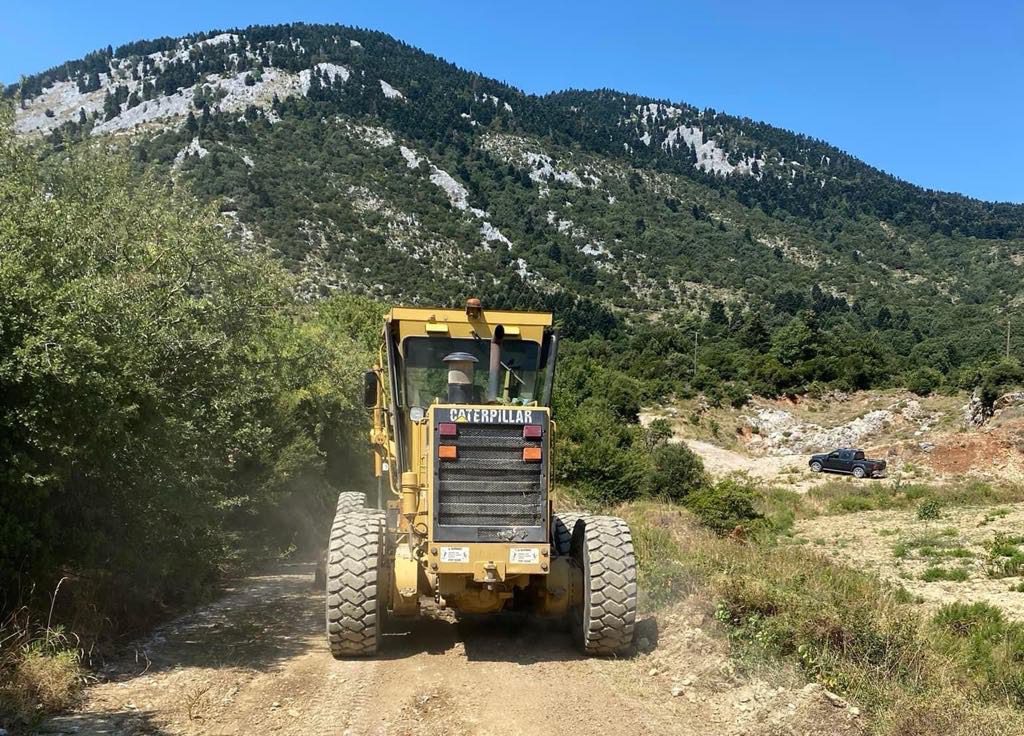 Εύβοια: Πρόεδρος Κοινότητας «οργώνει» τους αγροτικούς δρόμους του χωριού (εικόνες)