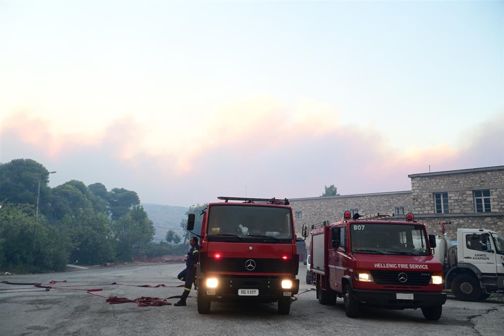 Φωτιά στον Βαρνάβα: Ανεξέλεγκτο το πύρινο μέτωπο