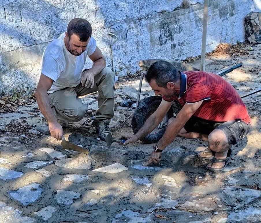 Προεδρίνα ικανή για όλα στην Εύβοια! Πλακόστρωσε δρόμο με δικά της έξοδα