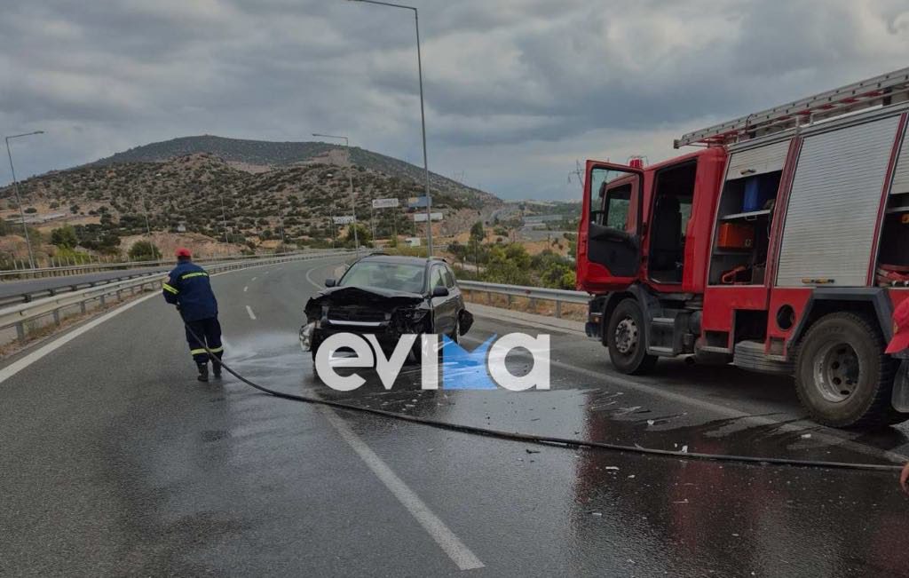 Τροχαίο στην Εύβοια: Αυτοκίνητο έφερε σβούρες στο δρόμο προκαλώντας φθορές σε άλλο ΙΧ – Εικόνες