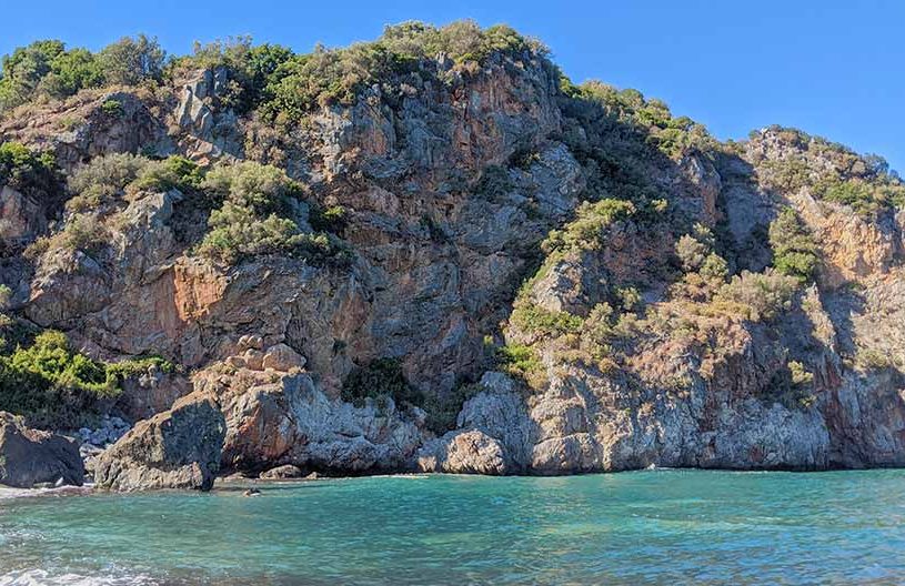 Η παραλία Μελίσσι με τα κρυστάλλινα νερά στην Εύβοια