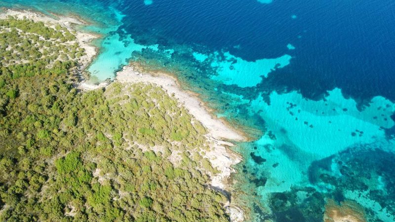 Ενας απέραντος τιρκουάζ παράδεισος στα νότια της Εύβοιας