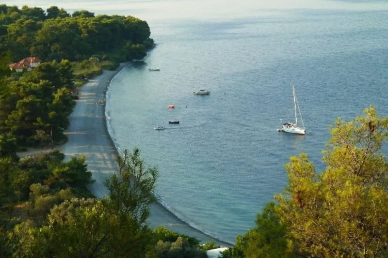 Η παραλία της Εύβοιας με την… άγρια ομορφιά