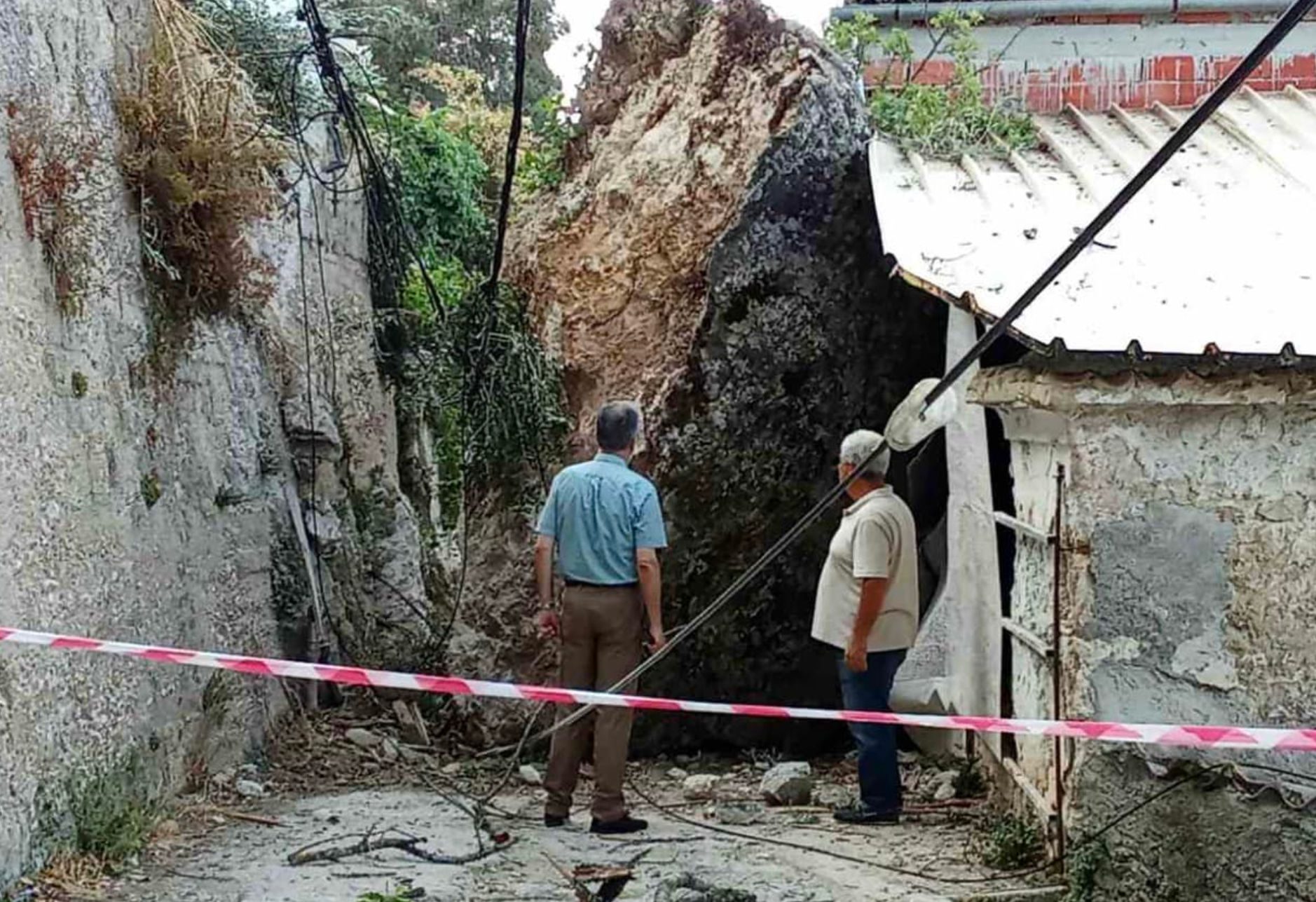 Κέρκυρα: Τεράστιος βράχος αποκολλήθηκε και έπεσε σε χωριό