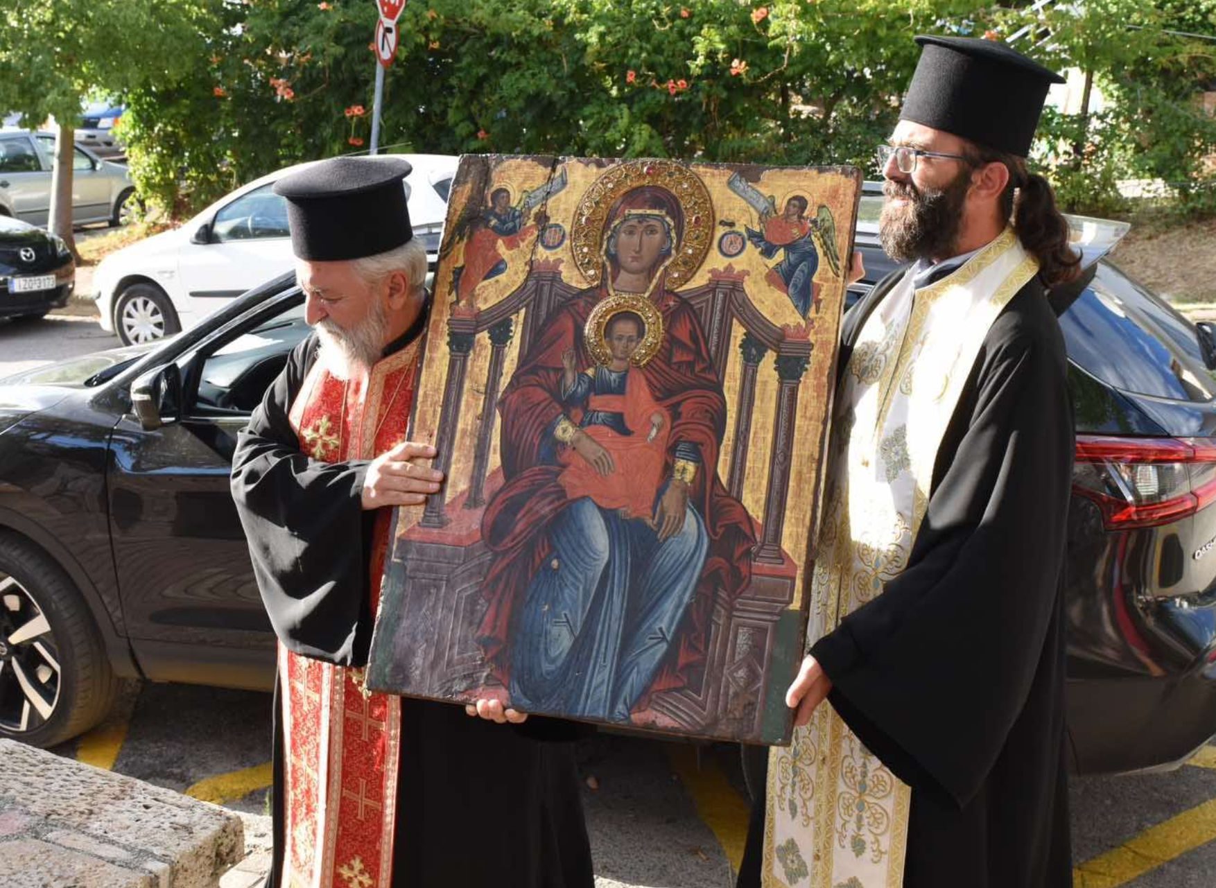 Ρίγη συγκίνησης στην Εύβοια: Με παραδοσιακές φορεσιές υποδέχτηκαν την θαυματουργή εικόνα