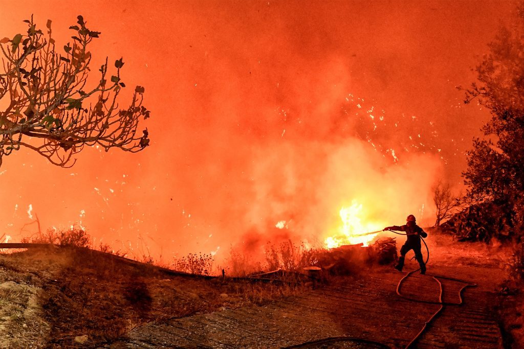 Δύο νεκροί στη φωτιά στο Ξυλόκαστρο – Χωρίς ενεργό μέτωπο η πυρκαγιά