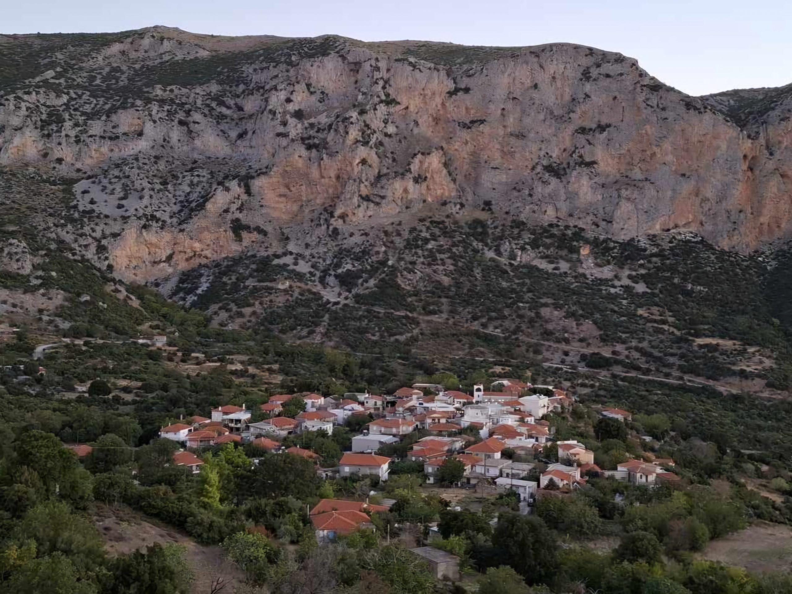 Εύβοια: Στα Μανίκια ο Μητροπολίτης, Σεραφείμ – Τι είπε για τα λείψανα που φυλάσσονται στο Ναό