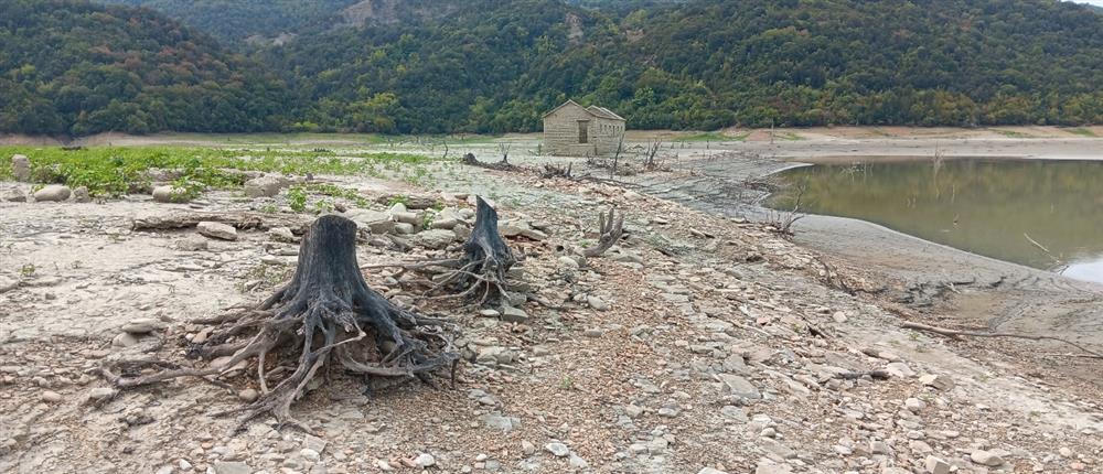 Ξηρασία: Αποκαλύφθηκε βυθισμένος οικισμός στην τεχνητή λίμνη Πουρναρίου (εικόνες)