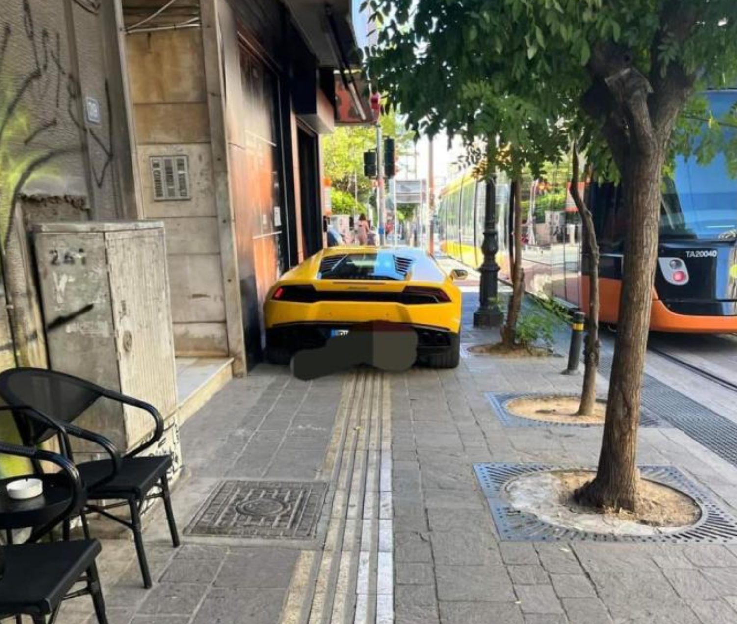 Πάρκαρε πανάκριβη Lamborghini πάνω σε πεζοδρόμιο – Έκοψε την πρόσβαση ανθρώπων με προβλήματα όρασης