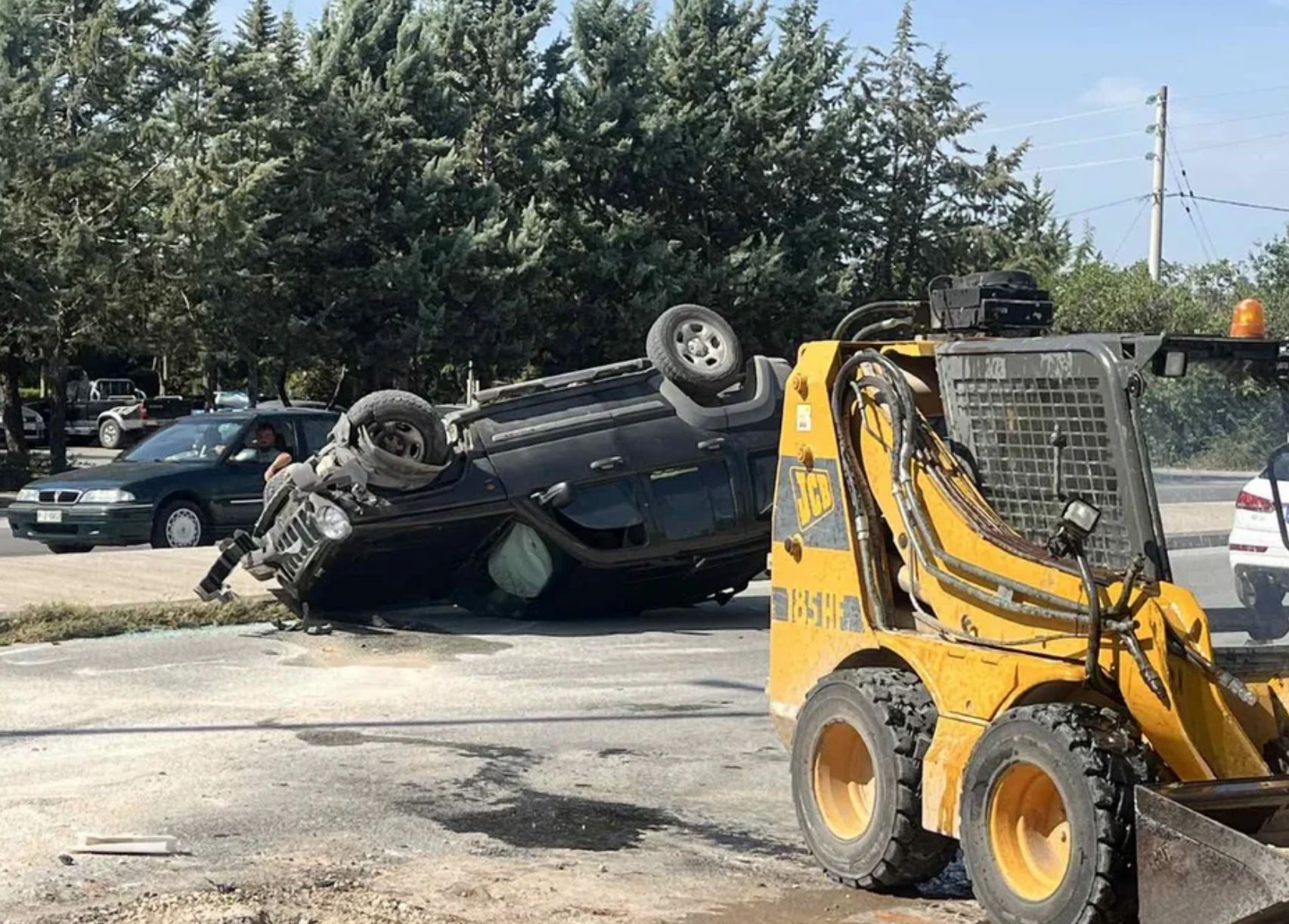 Απίστευτες εικόνες: Τζιπ έφερε τούμπες αφού προσέκρουσε σε κιγκλιδώματα και εκσκαφέα