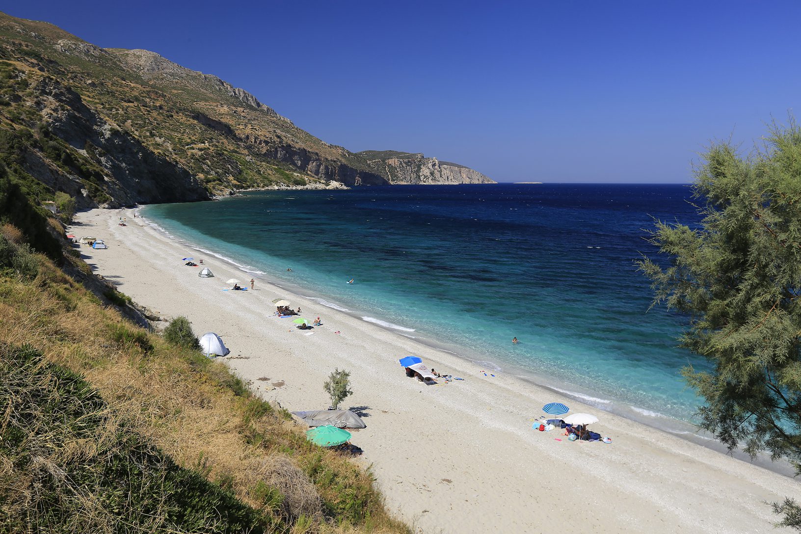 Οι ιδανικές παραλίες για τα φθινοπωρινά μπάνια στην Εύβοια