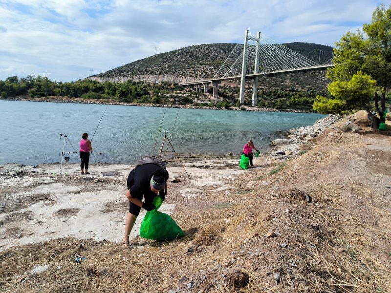 Εύβοια: Μαζεύτηκαν 42 σακούλες σκουπίδια από την υψηλή γέφυρα της Χαλκίδας