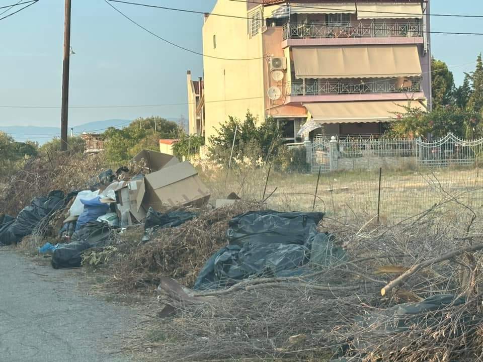 Χαλκίδα: Έκαναν τον δρόμο χωματερή – Ζητούν παρέμβαση του δήμου