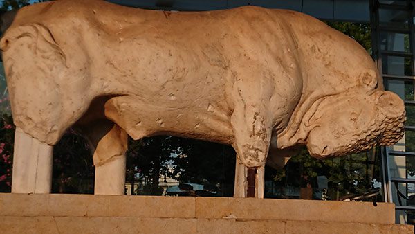 Ο ταύρος των Ωρεών: H ιστορία του εμβληματικού αρχαιολογικού ευρήματος της Εύβοιας