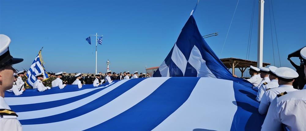 Χίος 28η Οκτωβρίου: Υψώθηκε και φέτος η τεράστια ελληνική σημαία στο λιμάνι (βίντεο)