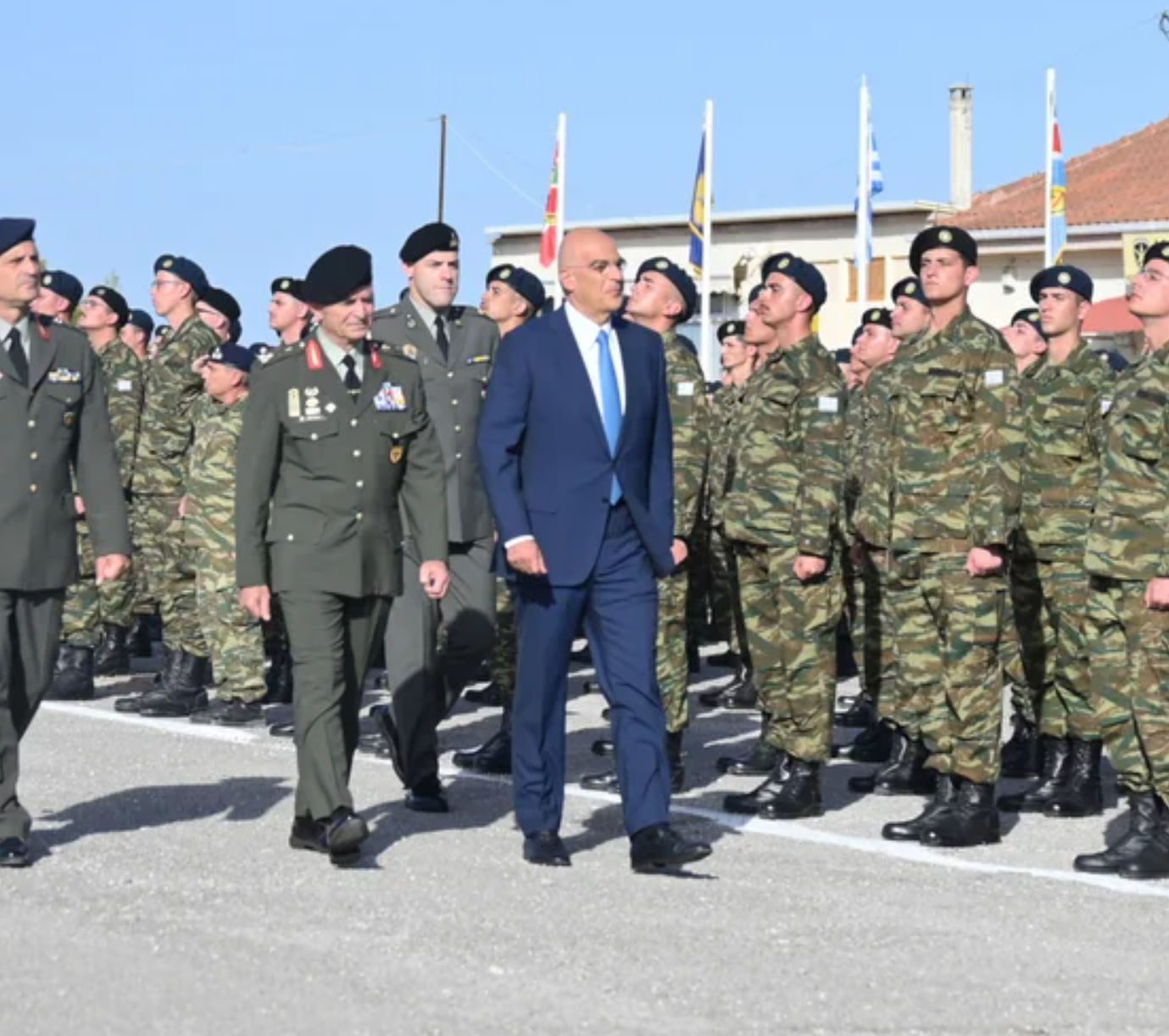 Δένδιας για αλλαγές στη στρατιωτική θητεία και εθελοντική στράτευση γυναικών