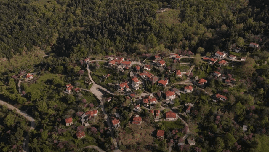 Το χωριό της Εύβοιας που φημίζεται για τη μαγευτική θέα