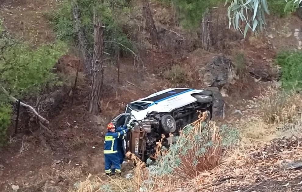 Aσθενοφόρο έπεσε σε χαράδρα στην Καισαριανή