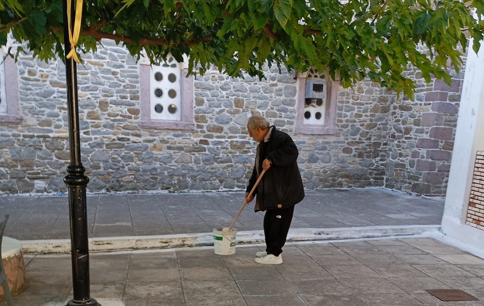 Εύβοια: Ασβέστωσαν τον Οξύλιθο για την παρέλαση της 28ης Οκτωβρίου