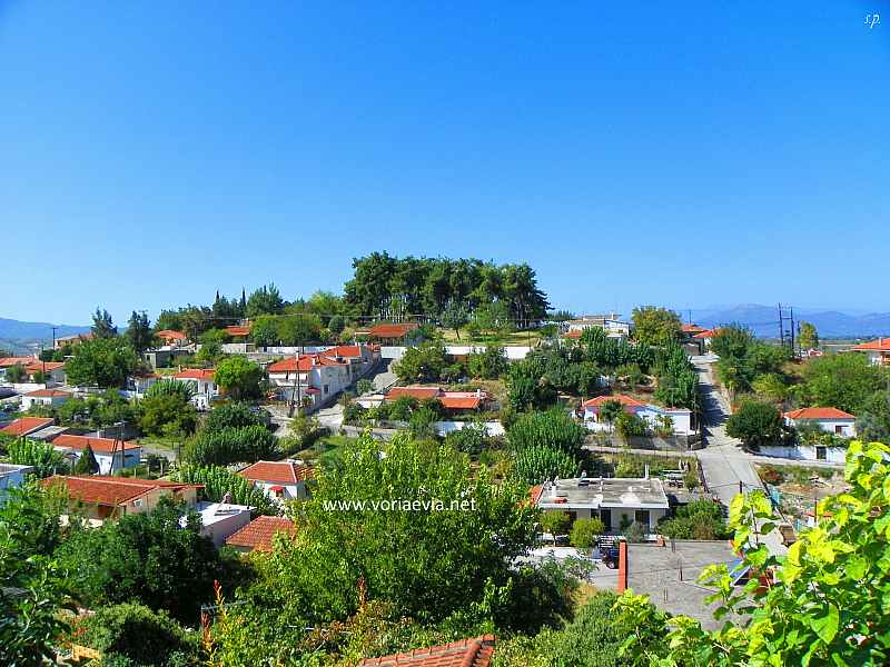 Το πανέμορφο χωριό της Εύβοιας που θυμίζει Καππαδοκία