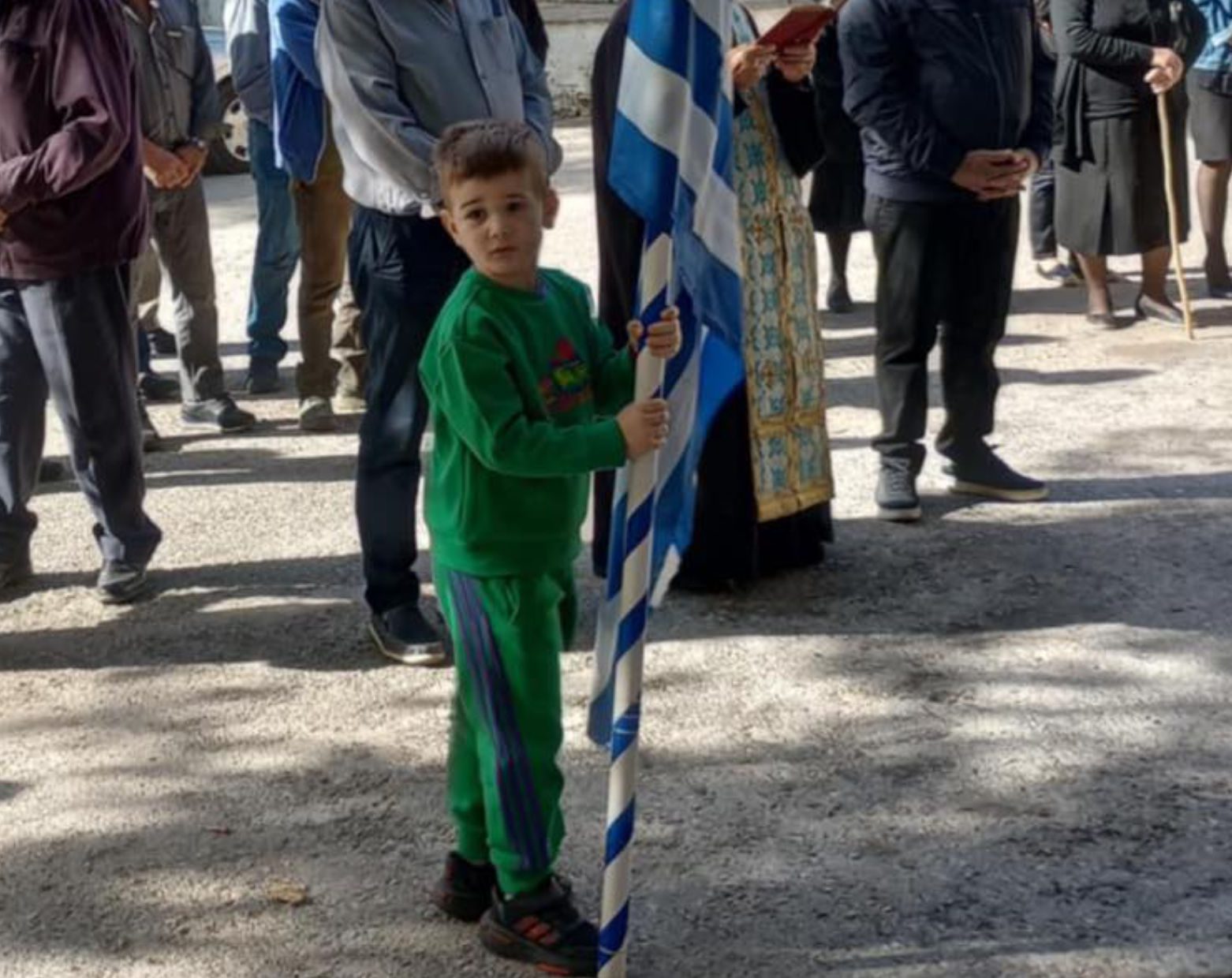 Εύβοια: Έκλεψε την παράσταση ο μικρός σημαιόφορος