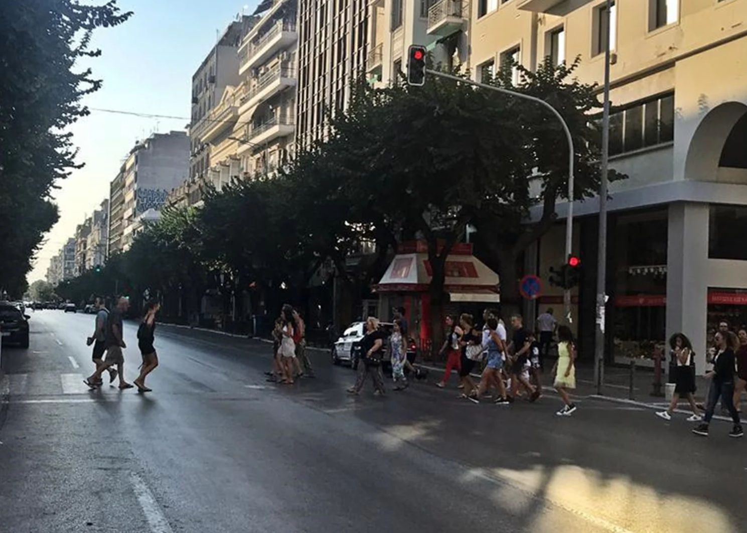 Κατέβασαν λεκάνη τουαλέτας σε κεντρικό δρόμο – Μεγάλο πρόστιμο σε όσους πετούν ογκώδη αντικείμενα