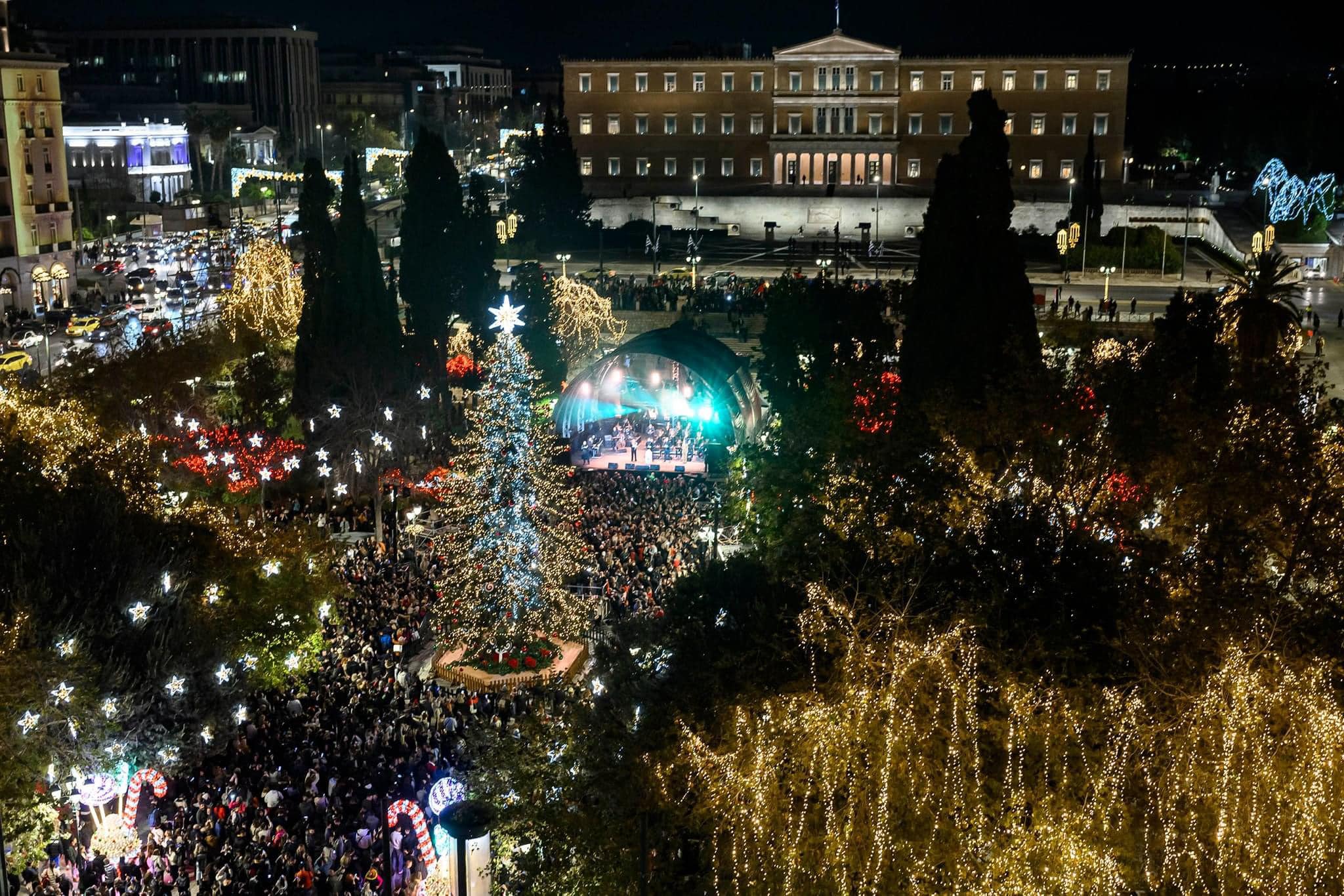 Η Αθήνα έβαλε τα γιορτινά της – Ο Χάρης Δούκας άναψε το Χριστουγεννιάτικο δέντρο