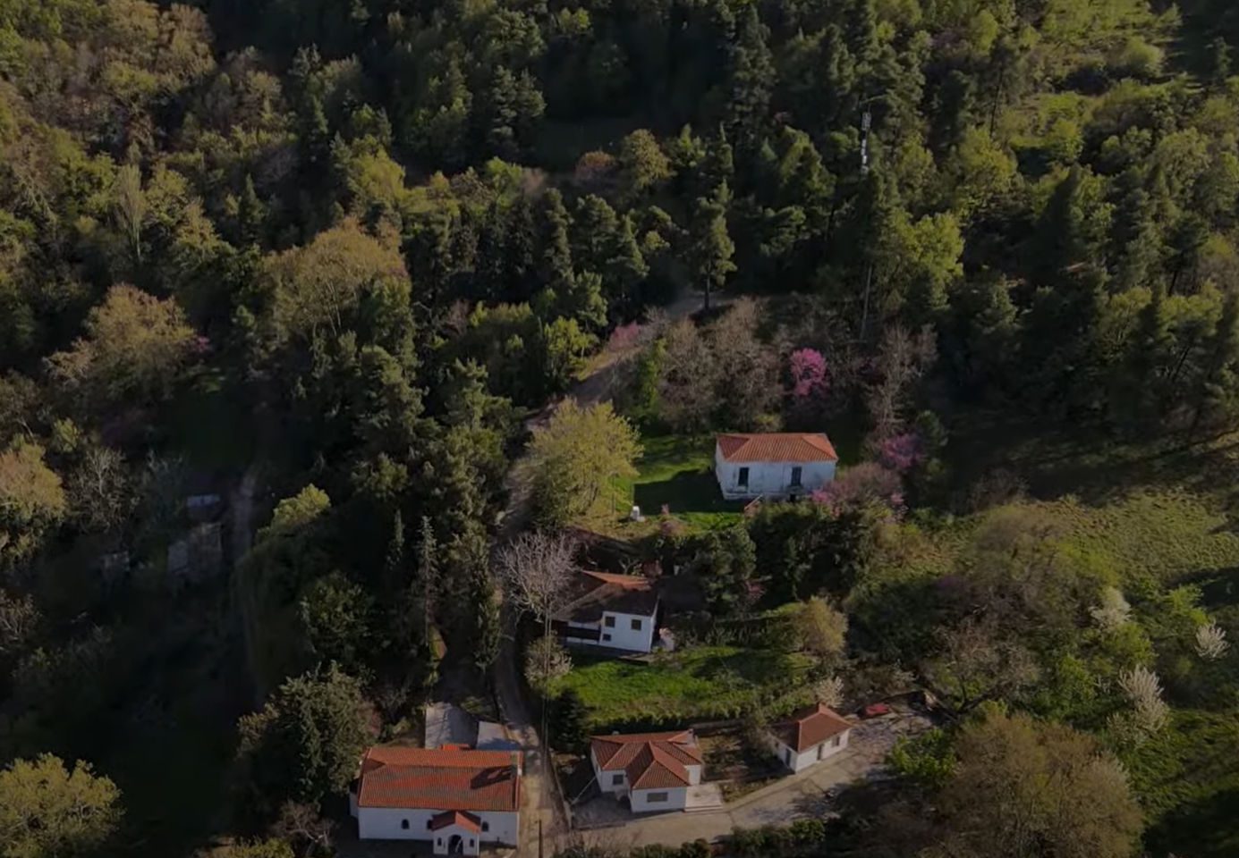 Το «κρυφό» χωριό της Εύβοιας με το υπέροχο μπαλκόνι