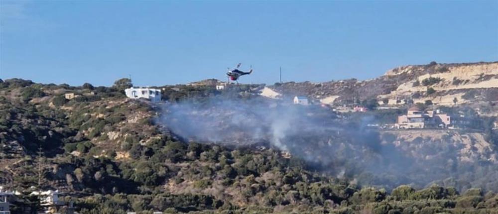 Φωτιά στο Καπανδρίτι – Σηκώθηκε ελικόπτερο