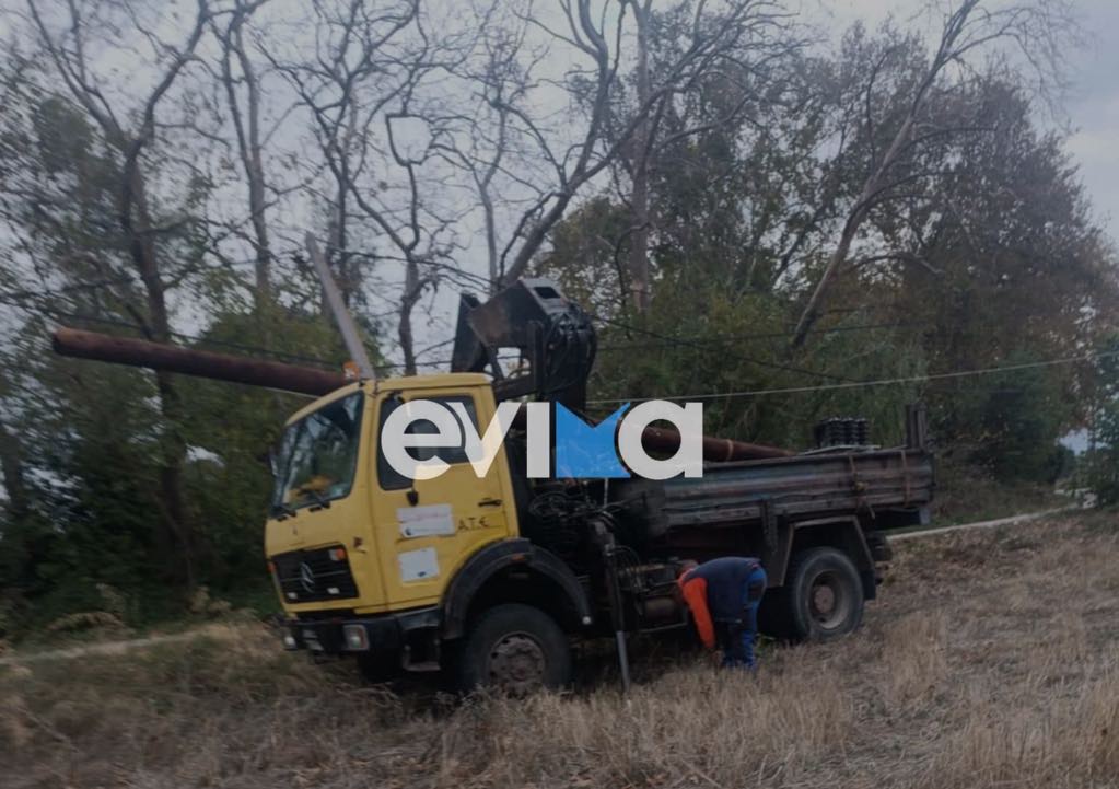 Απομακρύνθηκε η κολώνα της ΔΕΗ από κεντρικό δρόμο στη Βόρεια Εύβοια (εικόνες)