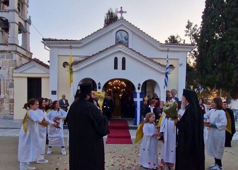 Βόρεια Εύβοια: Κορίτσια επιφύλαξαν θερμή υποδοχή στο Μητροπολίτη Χρυσόστομο