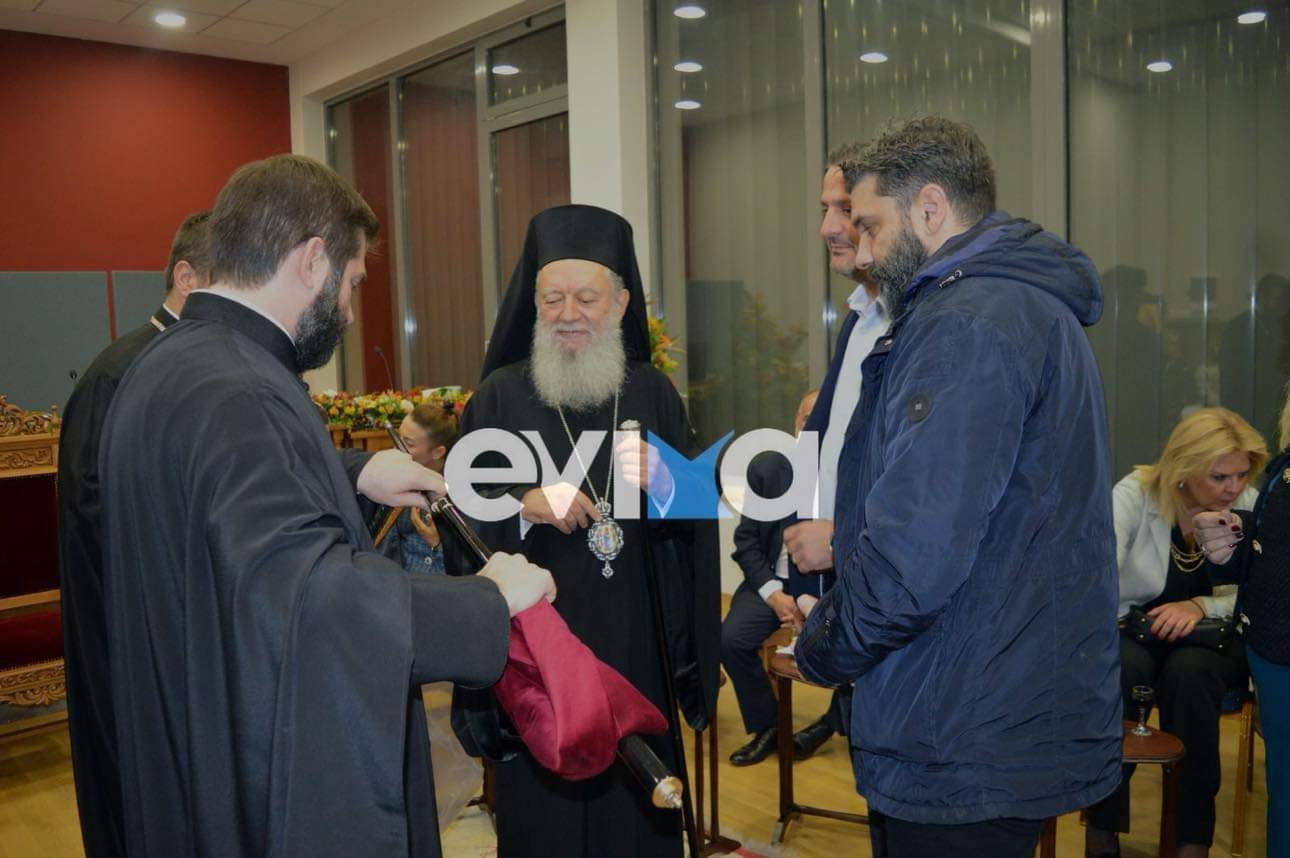 Χαλκίδα: Το συμβολικό δώρο στον Χρυσόστομο από το πρόεδρο των Αστυνομικών Ευβοίας που τον συγκίνησε