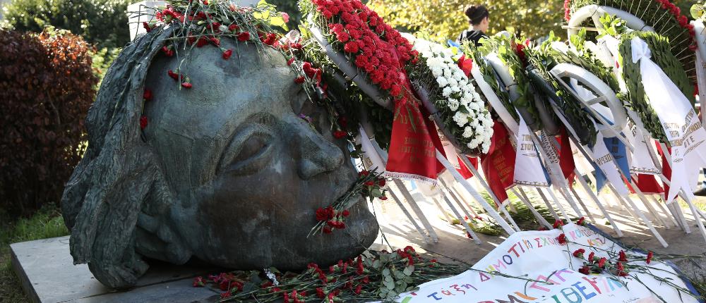 Πολυτεχνείο: Σε ποιον ανήκει η μεγάλη κεφαλή στο προαύλιο