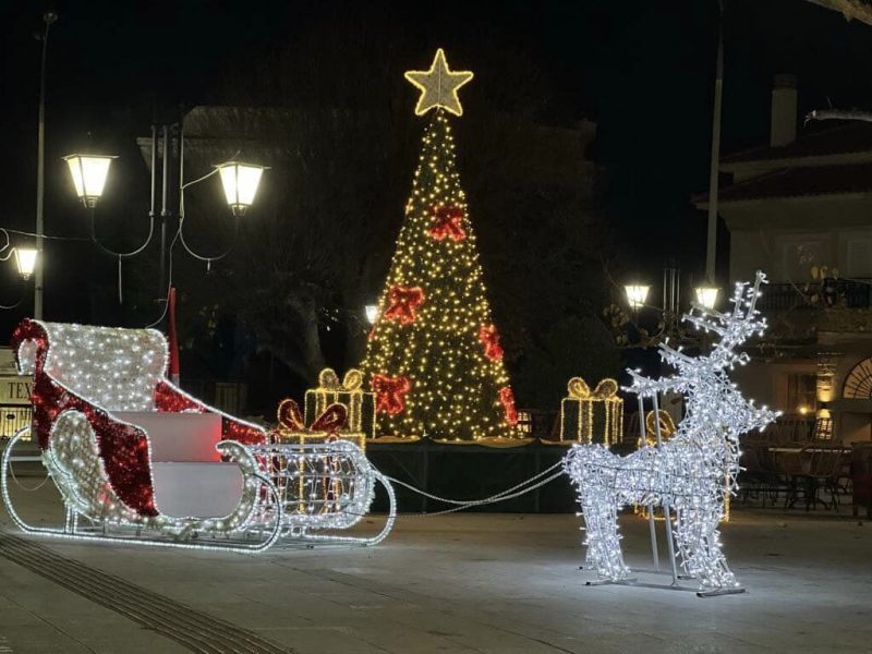 Χριστούγεννα στην Εύβοια: Η Κύμη φόρεσε τα γιορτινά της- Δείτε εικόνες