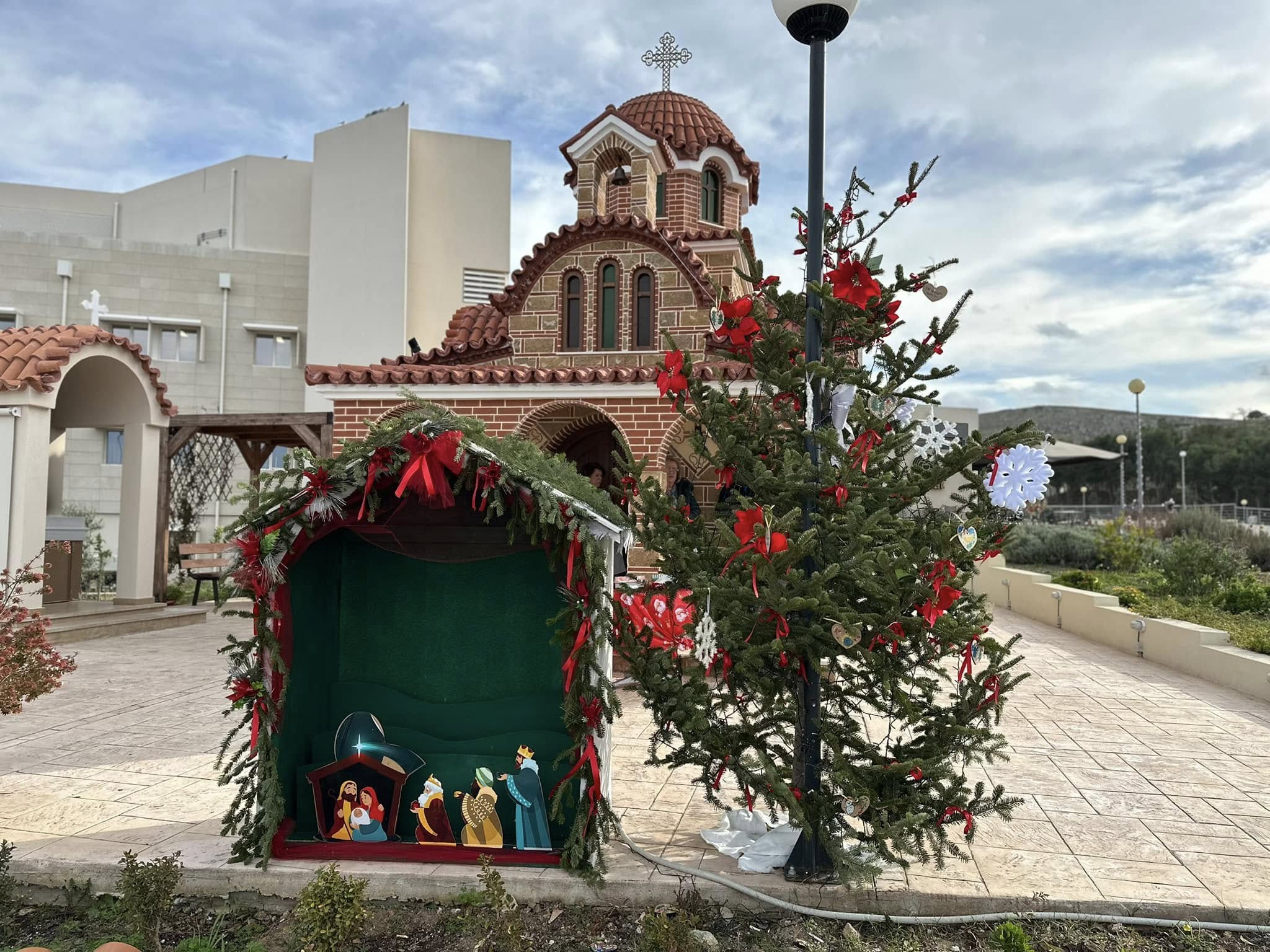 Χαλκίδα: Στόλισαν Χριστουγεννιάτικο δέντρο στο Γενικό Νοσοκομείο