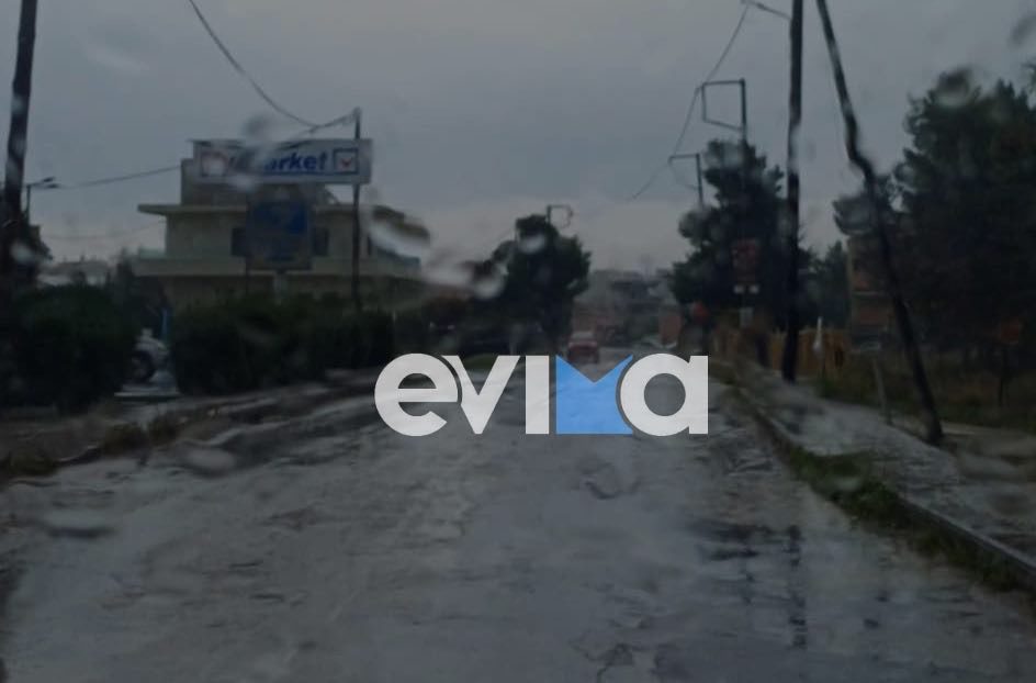 Πλημμύρισαν οι δρόμοι στην Εύβοια: Προβλήματα από την κακοκαιρία – Εικόνες