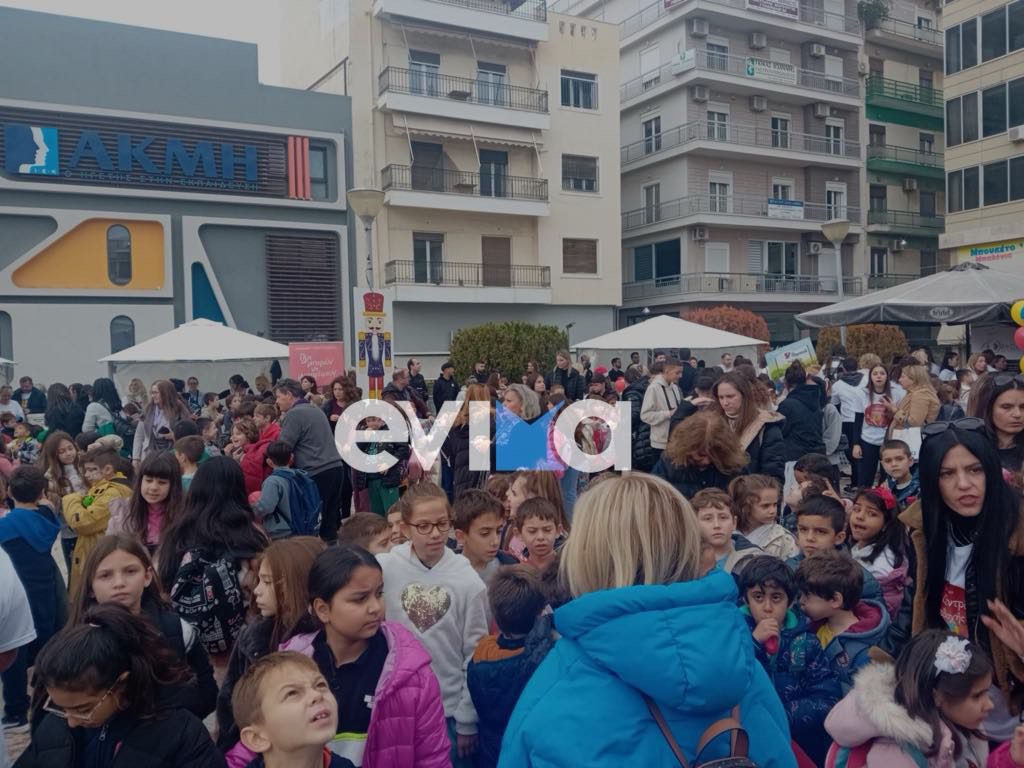 Χαλκίδα τώρα στολίζεται το δέντρο της Αποδοχής – Εικόνες