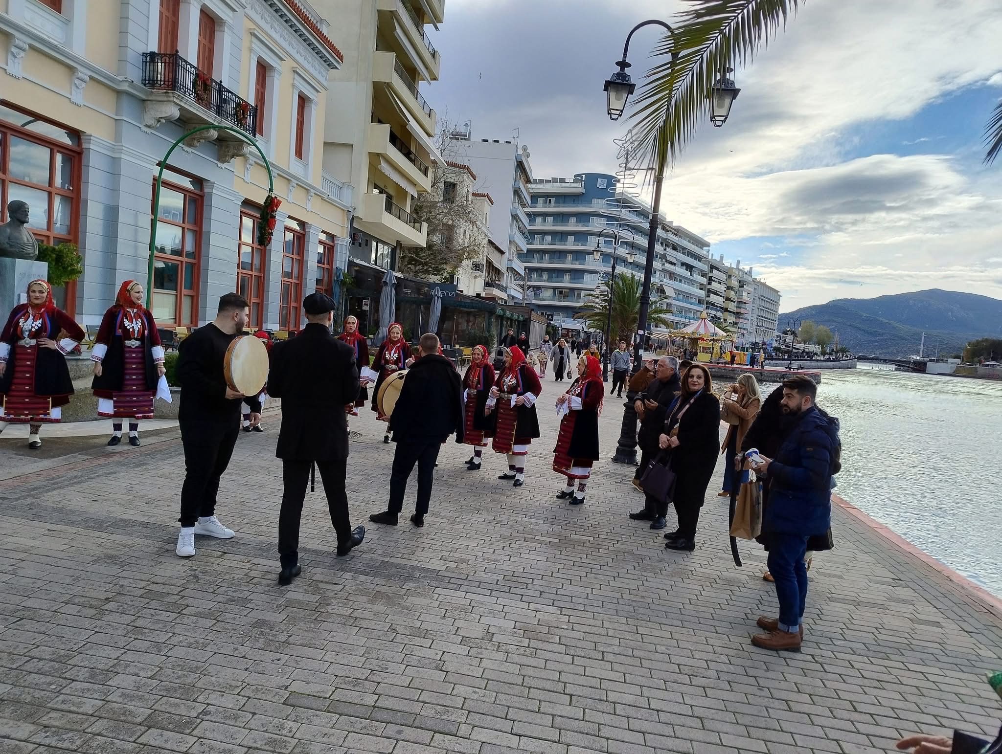 Χαλκίδα: Χριστουγεννιάτικες εκδηλώσεις «ξεσήκωσαν» το εμπορικό κέντρο και την παραλία