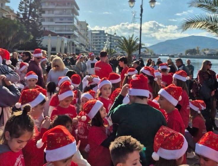 «Πλημμύρισε» με Άγιους Βασίληδες η παραλία της Χαλκίδας – Εντυπωσιακές εικόνες