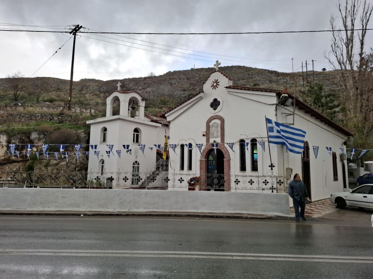 Αυτό το εκκλησάκι γιόρταζε χθες στην Εύβοια – Εικόνες