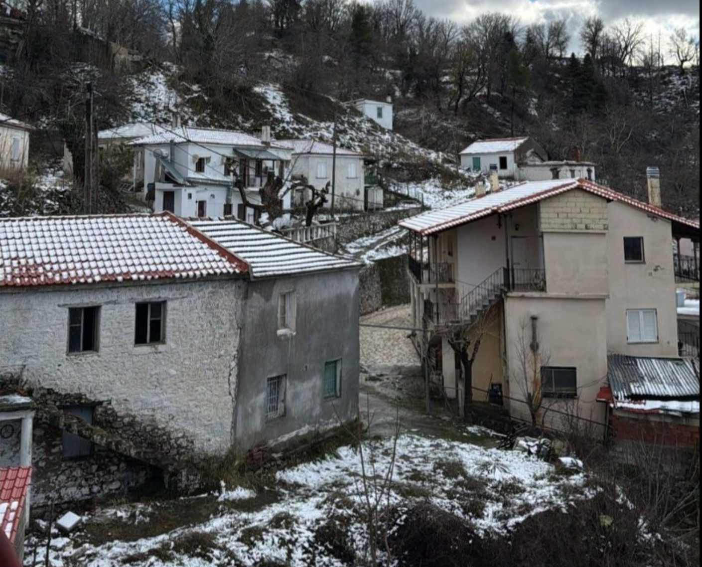 Το γραφικό χωριό της Εύβοιας που «σκέπασε» το χιόνι