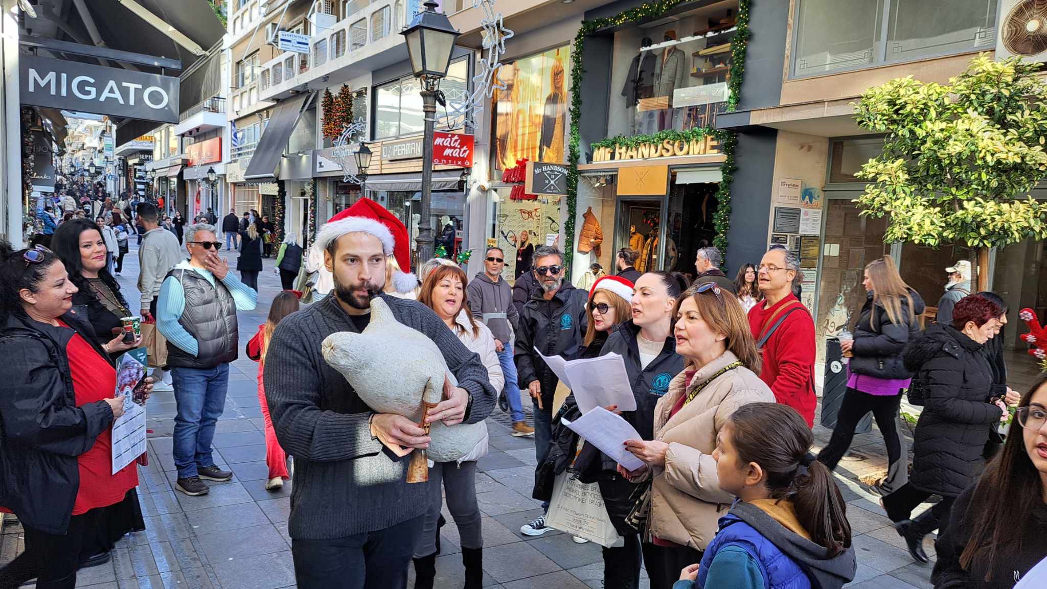 Κάλαντα με τσαμπούνα και νταούλια στην Χαλκίδα (εικόνες)