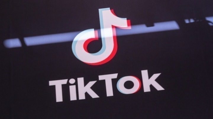 Tι θα γίνει τελικά με το Tiktok: Η Microsoft σκέφτεται να το αγοράσει- Θα γλιτώσει το κλείσιμο;