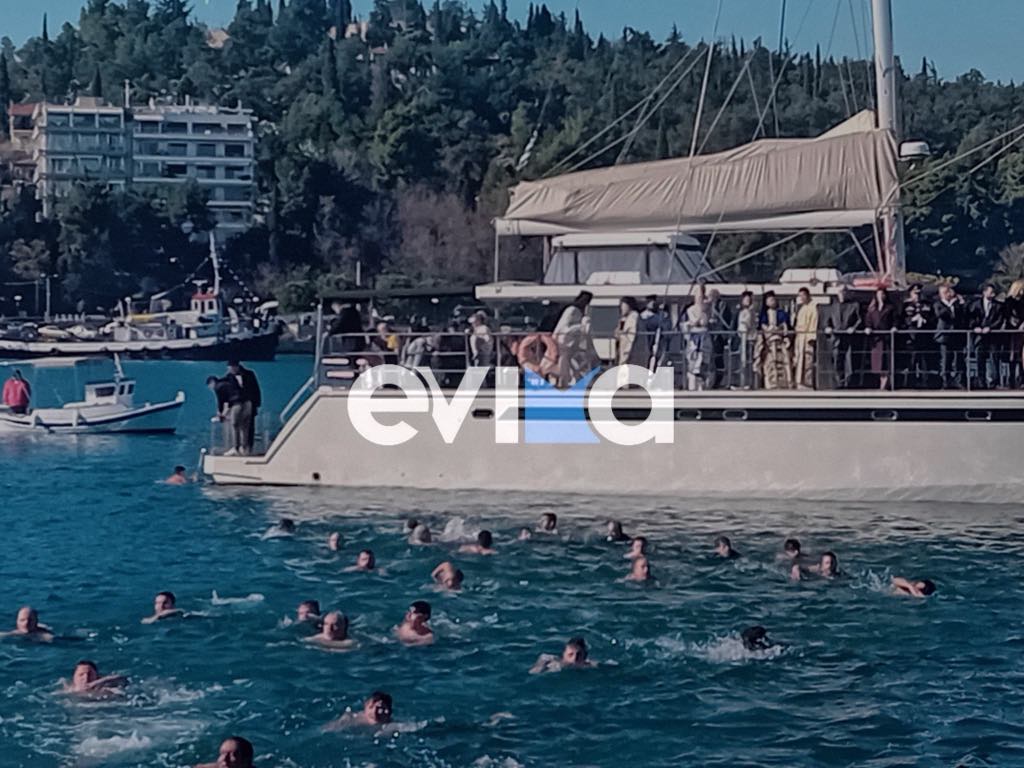 Θεοφάνεια στη Χαλκίδα: 17χρονος μαθητής έπιασε τον Τίμιο Σταυρό – Βίντεο