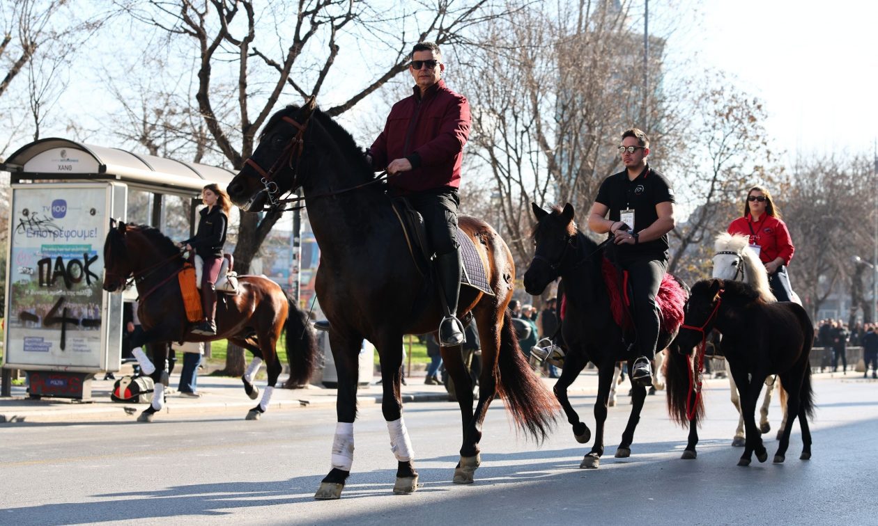 Γέμισε με και άμαξες η Θεσσαλονίκη – Δείτε εικόνες