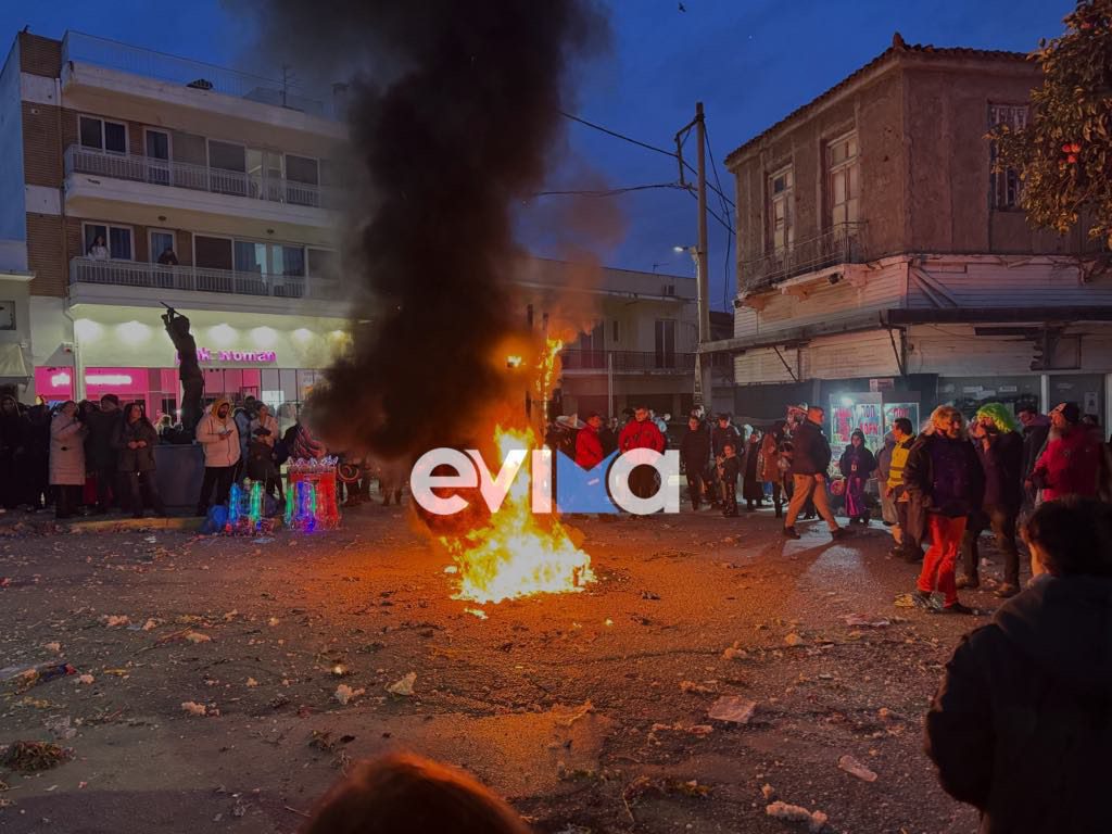 Καρναβάλι Αλιβερίου: Εντυπωσιακό το κάψιμο του καρνάβαλου – Εικόνες