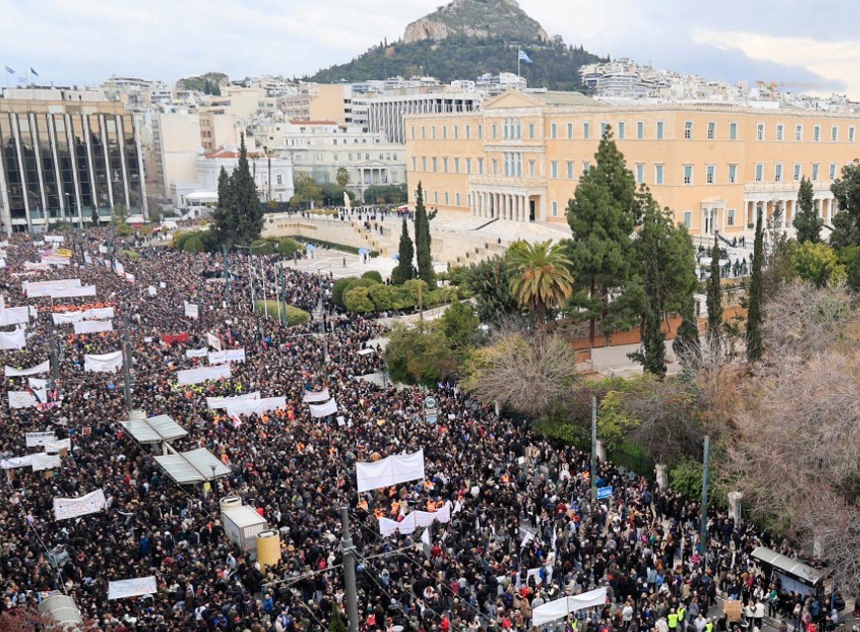 Καραμπατσώλη: Ευθύνη μας να φέρουμε στο φως την αλήθεια για τα Τέμπη