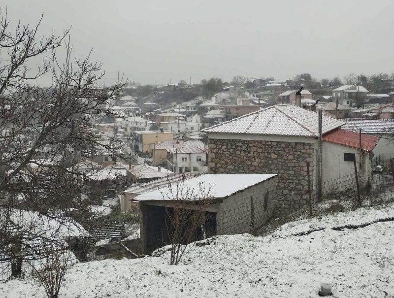 Χιόνια στην Εύβοια: Ακόμη ένα χωριό «φόρεσε τα λευκά του πέπλα»