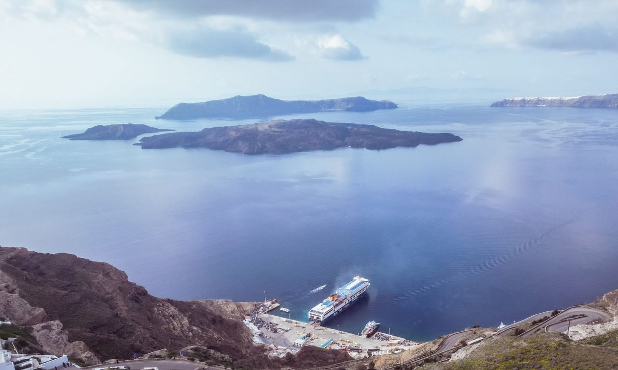 Ώρες αγωνίας στη Σαντορίνη: Δεν έχει γίνει ακόμα ο κύριος σεισμός