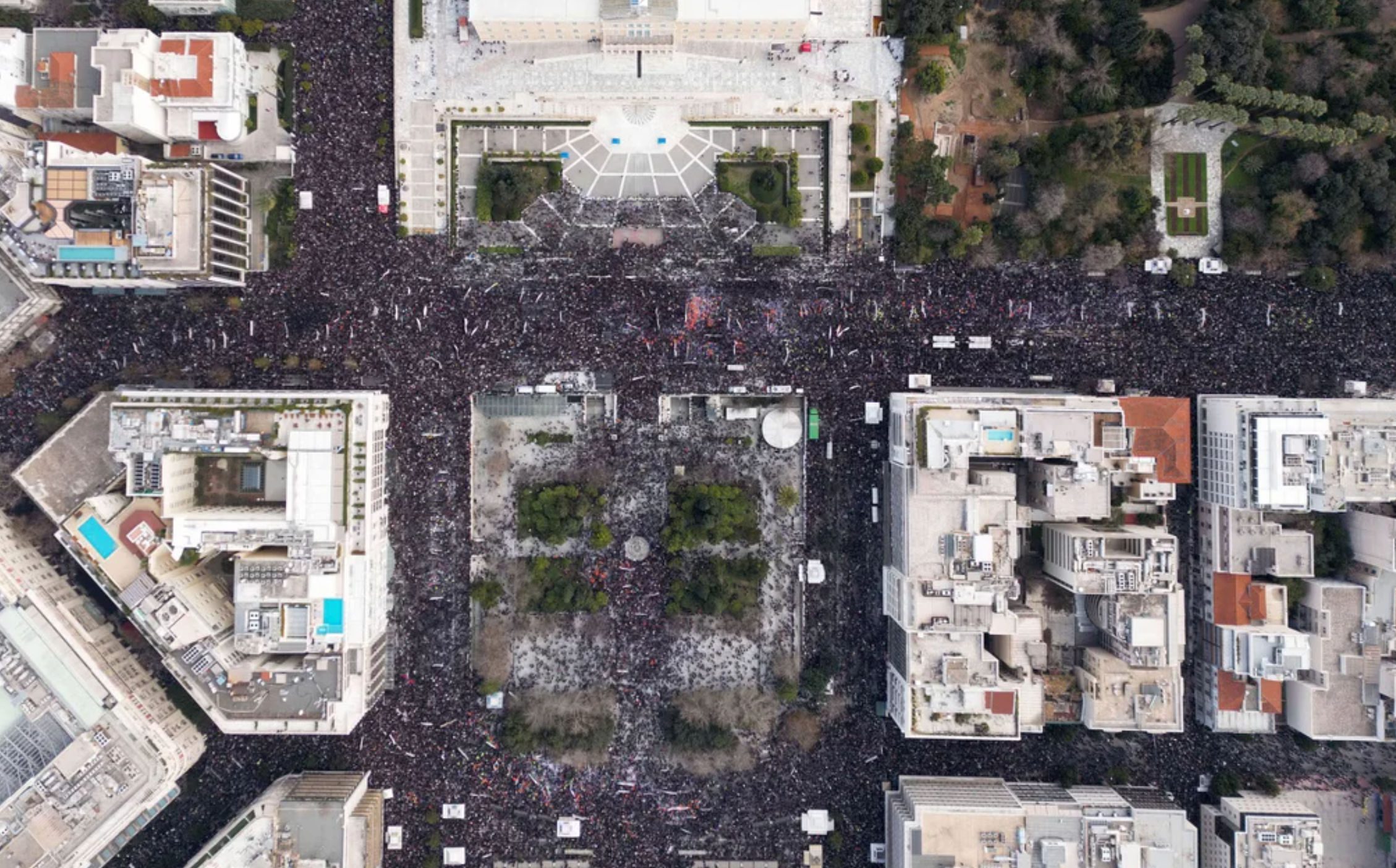 Τέμπη: Τα διεθνή ΜΜΕ για τις μαζικές συγκεντρώσεις και το «τσουνάμι» οργής στην Ελλάδα